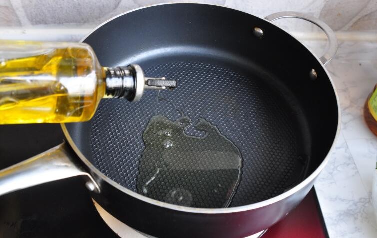 平底鍋的油漬怎麼刷