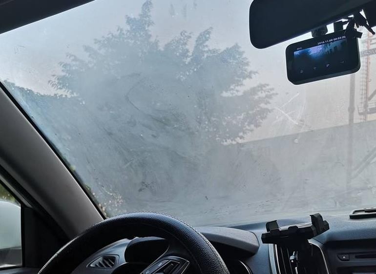 汽車前擋風玻璃起霧怎麼辦