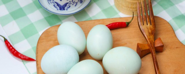 水煮蛋沒剝皮過夜還能吃嗎 剝皮的水煮蛋隔夜後可以食用對嗎