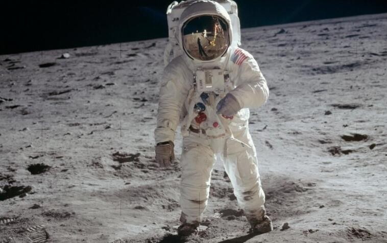 第一個登上月球的人是誰