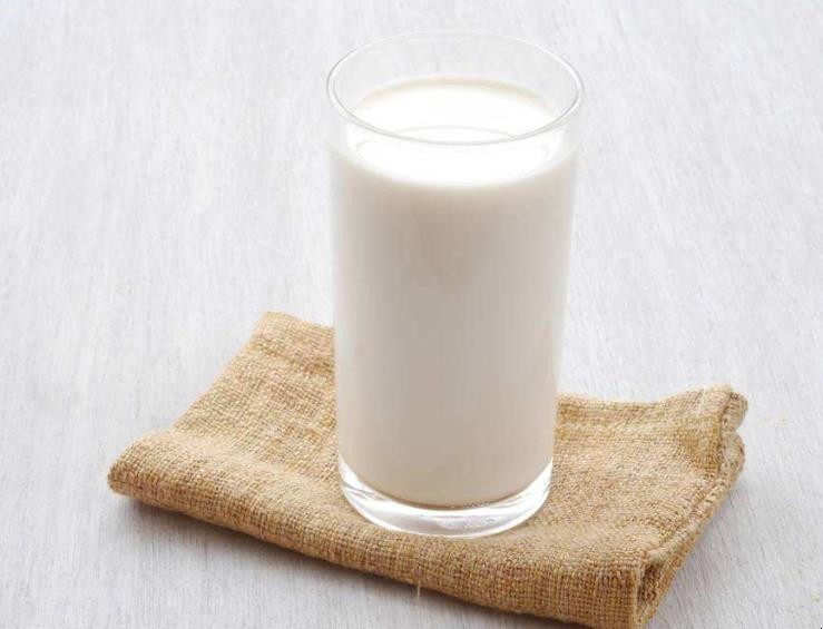 喝牛奶會變白嗎