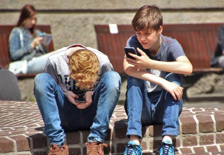 小孩玩手機的危害有什麼