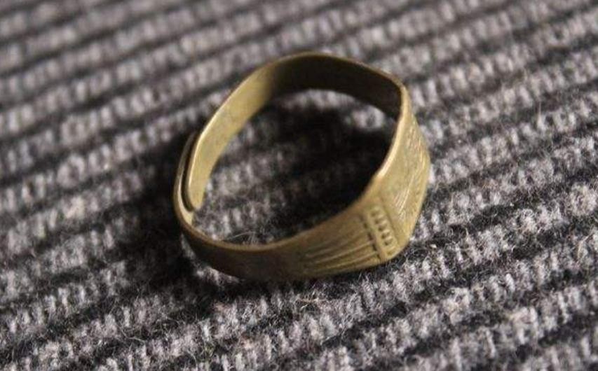 老黃銅戒指值錢嗎