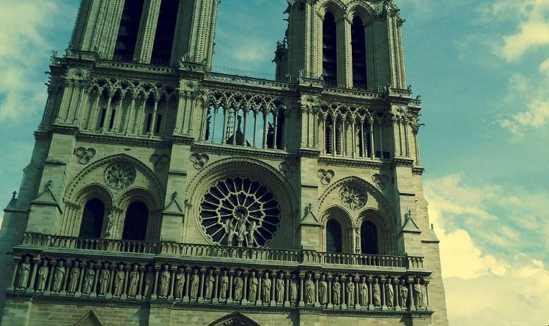巴黎聖母院坐落於哪裡位置