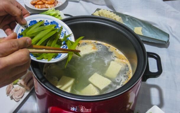 電飯鍋可以炒菜用嗎