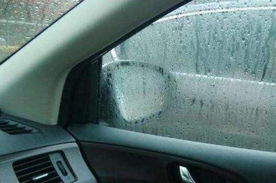 夏季下雨車窗起霧怎麼辦