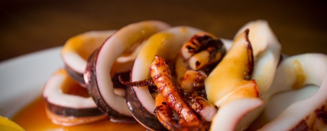 蒜苔炒章魚須的傢常做法 蒜苔炒章魚須的制作方法