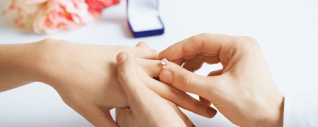小拇指戴戒指的重要含義有哪些 小拇指戴戒指是什麼含義