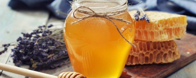 蜂蜜凝結成白色像豬油樣還能吃嗎 蜂蜜凝結成白色像豬油樣還可以吃嗎