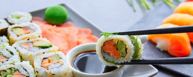 壽司裡的胡蘿卜是生的還是熟的 壽司裡的胡蘿卜是生的嗎