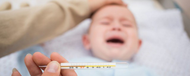 寶寶吃多瞭積食發燒怎麼辦 寶寶吃多瞭積食發燒怎麼處理