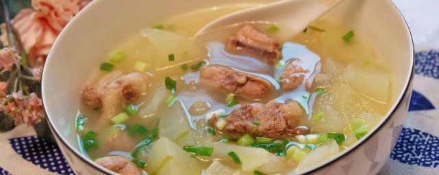 冬瓜綠豆排骨湯的傢常做法 冬瓜綠豆排骨湯的傢常做法是什麼