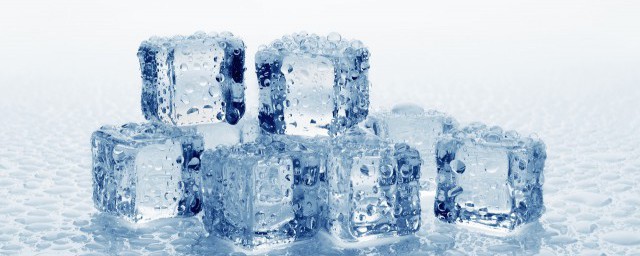 冰塊放進熱水裡會怎麼樣 在熱水裡放冰塊會怎樣