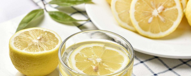 菊花茶和檸檬片可以一起泡水喝嗎 菊花茶和檸檬片可以一起泡水來喝