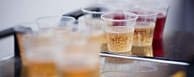 塑料杯可以裝熱水嗎 裝熱水的杯子最好用什麼材質