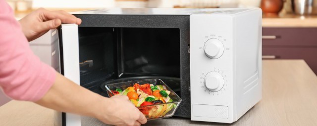 不銹鋼碗能放進微波爐加熱嗎 不銹鋼碗是否能放進微波爐加熱