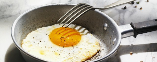 荷包蛋要放鹽嗎 煎荷包蛋的時候要不要放鹽