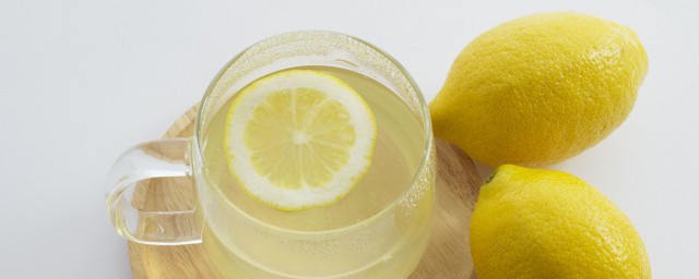 檸檬要去皮泡水嗎 使用檸檬檸檬去皮嗎