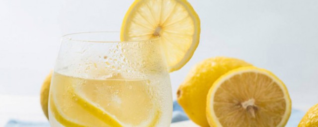 喝檸檬水的要註意哪些 喝檸檬水的要註意什麼