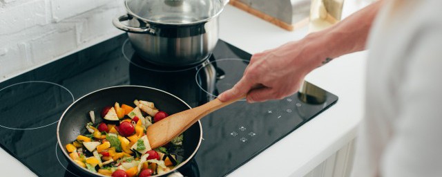 鐵鍋生銹瞭還能炒菜嗎 可以使用生銹的鐵鍋炒菜嗎