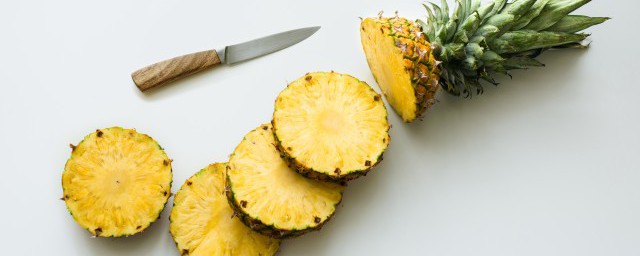 菠蘿快速削皮方法 菠蘿快速削皮的步驟
