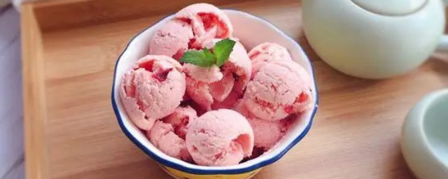 草莓冰激凌的傢常做法 草莓冰激凌的傢常做法是什麼