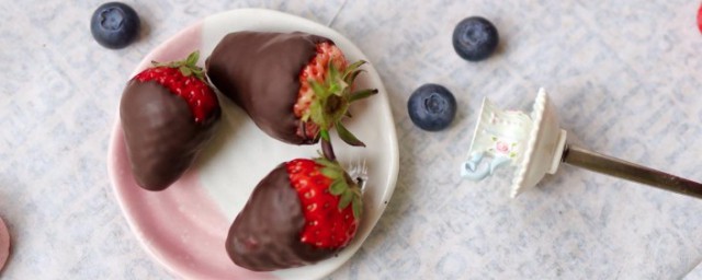 愛心草莓巧克力的傢常做法 愛心草莓巧克力的傢常做法介紹