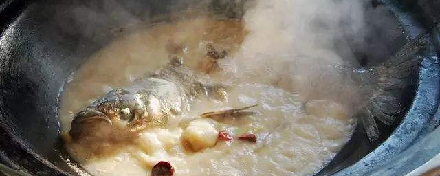 鐵鍋燉野生雜魚的傢常做法 鐵鍋燉野生雜魚怎麼做