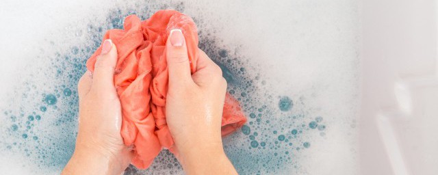 3種簡單方法幫你快速清洗發黴衣服 如何快速清洗發黴衣服
