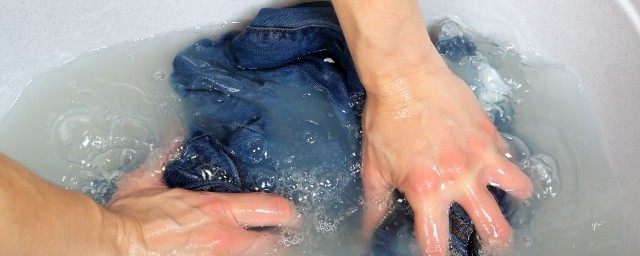 修改液弄到衣服上怎麼才能洗掉 修改液弄到衣服上的清洗方法
