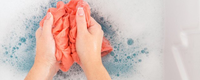 如何洗掉衣服上的枇杷汁漬 衣服被枇杷汁粘上怎樣才洗幹凈